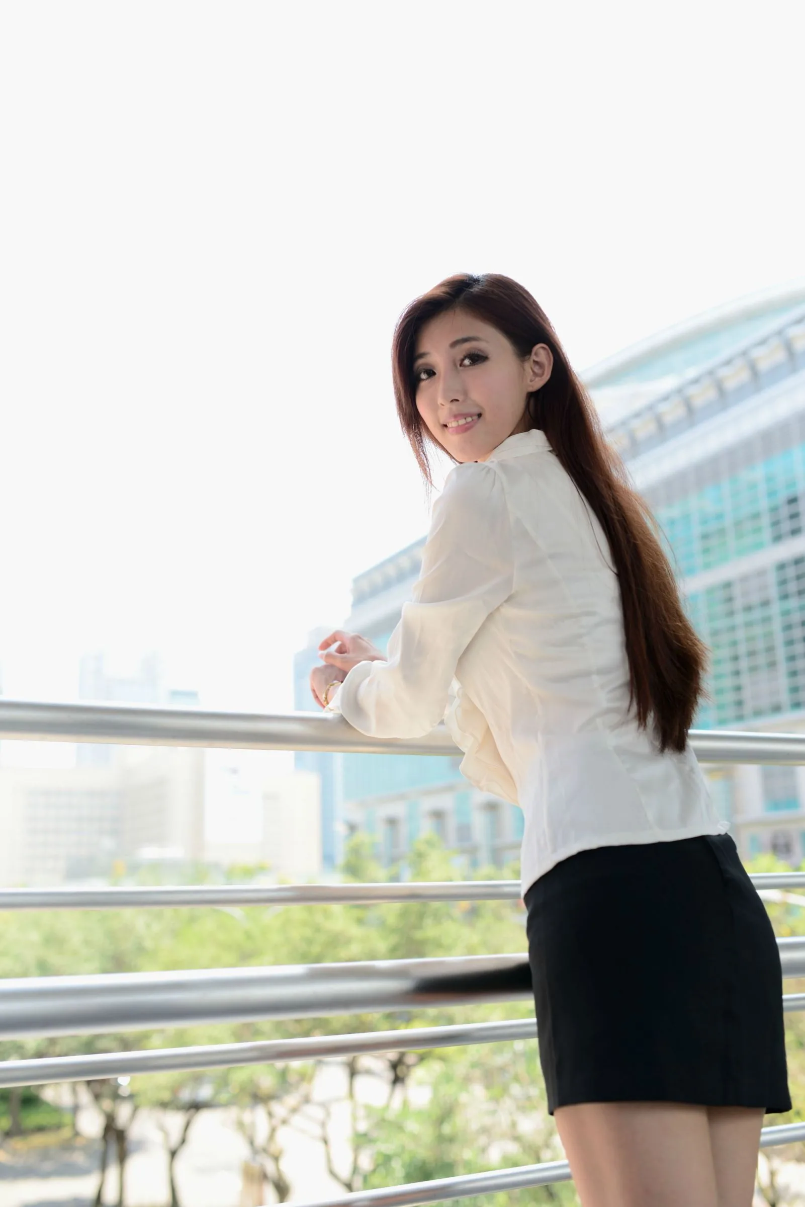 Kila Liao Tingling, một người mẫu xinh đẹp trong trang phục công sở chuyên nghiệp, xuất hiện trong bộ ảnh thời trang đường phố đầy thú vị. - 1