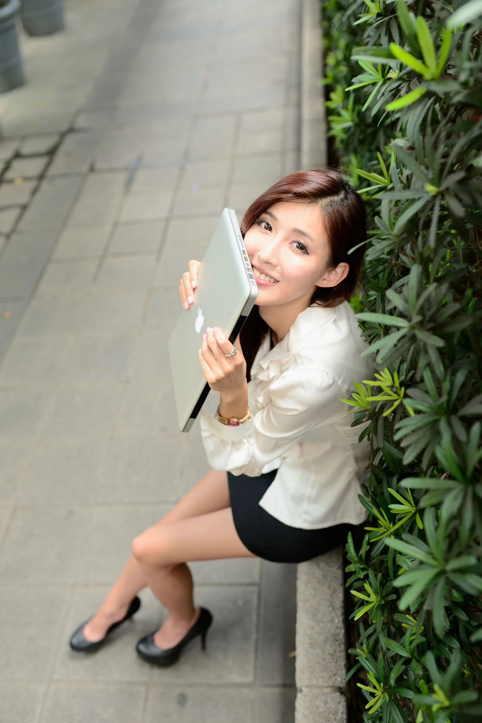 Kila Liao Tingling, một người mẫu xinh đẹp trong trang phục công sở chuyên nghiệp, xuất hiện trong bộ ảnh thời trang đường phố đầy thú vị. - 4