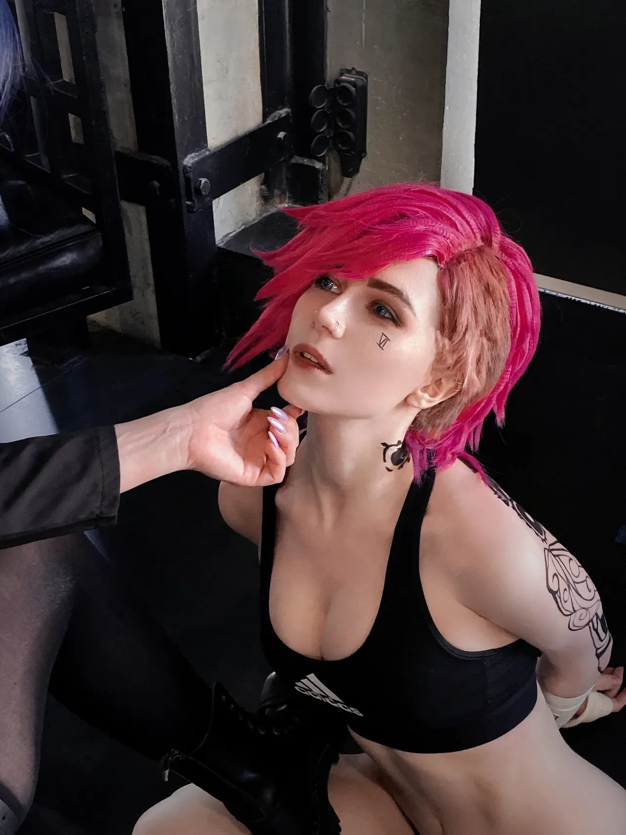 Mik Allen – Caitlyn và Vi - 16