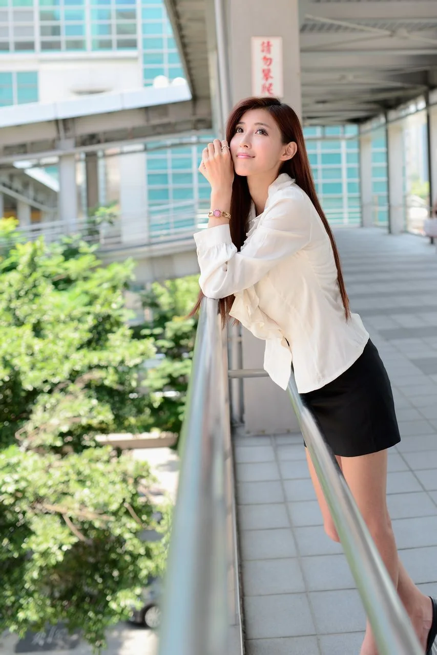 Kila Liao Tingling, một người mẫu xinh đẹp trong trang phục công sở chuyên nghiệp, xuất hiện trong bộ ảnh thời trang đường phố đầy thú vị. - 23