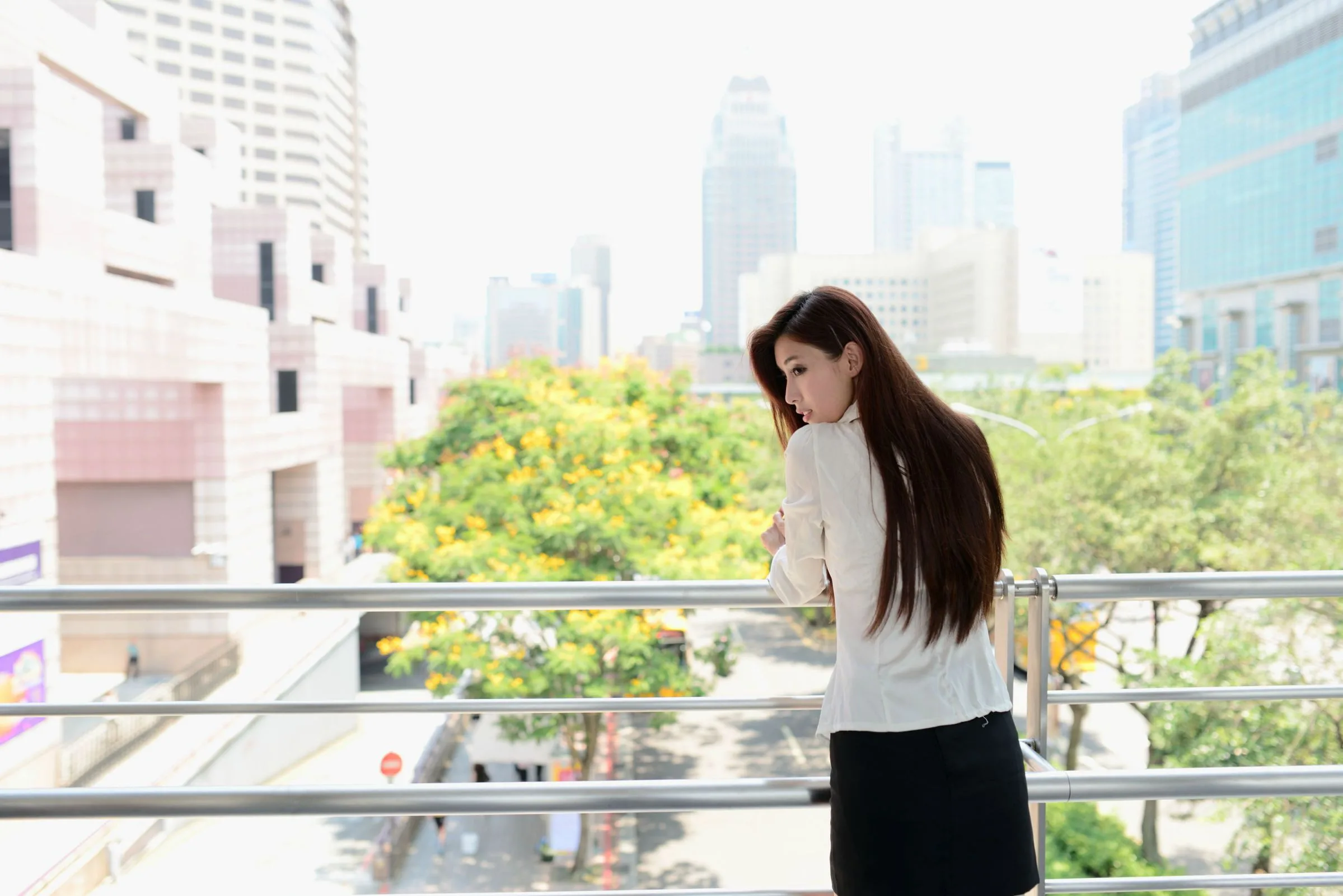 Kila Liao Tingling, một người mẫu xinh đẹp trong trang phục công sở chuyên nghiệp, xuất hiện trong bộ ảnh thời trang đường phố đầy thú vị. - 15