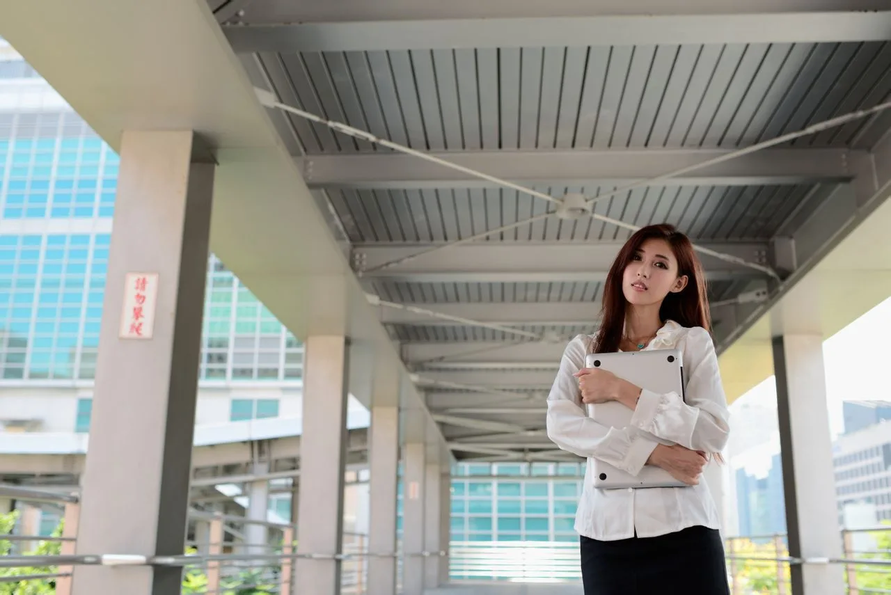 Kila Liao Tingling, một người mẫu xinh đẹp trong trang phục công sở chuyên nghiệp, xuất hiện trong bộ ảnh thời trang đường phố đầy thú vị. - 25